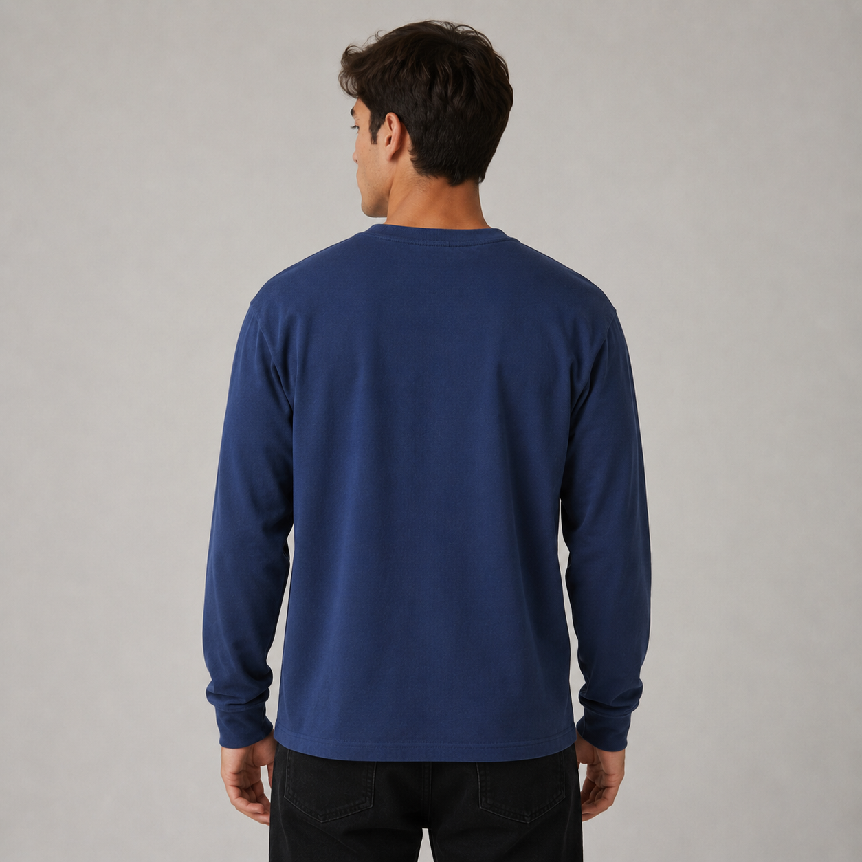 A men's dark blue pure cotton crew-neck T-shirt that is easy to style all year round.