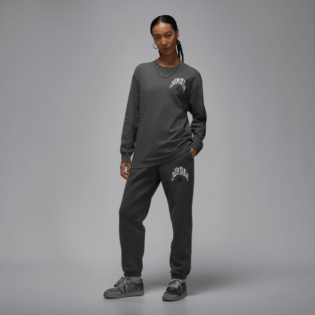 Nike Women's Oversized Graphic Long Sleeve T-Shirt HV0449-0681:1