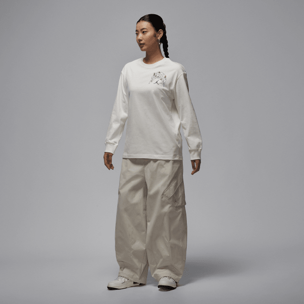 Nike Women's Oversized Graphic Long Sleeve T-Shirt HV0449-1331:1
