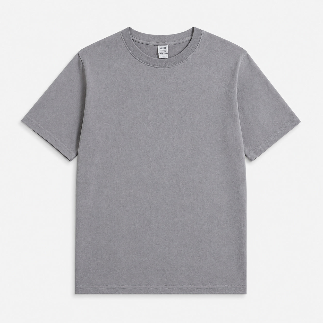A men's grey pure cotton crew-neck T-shirt that is easy to style all year round.