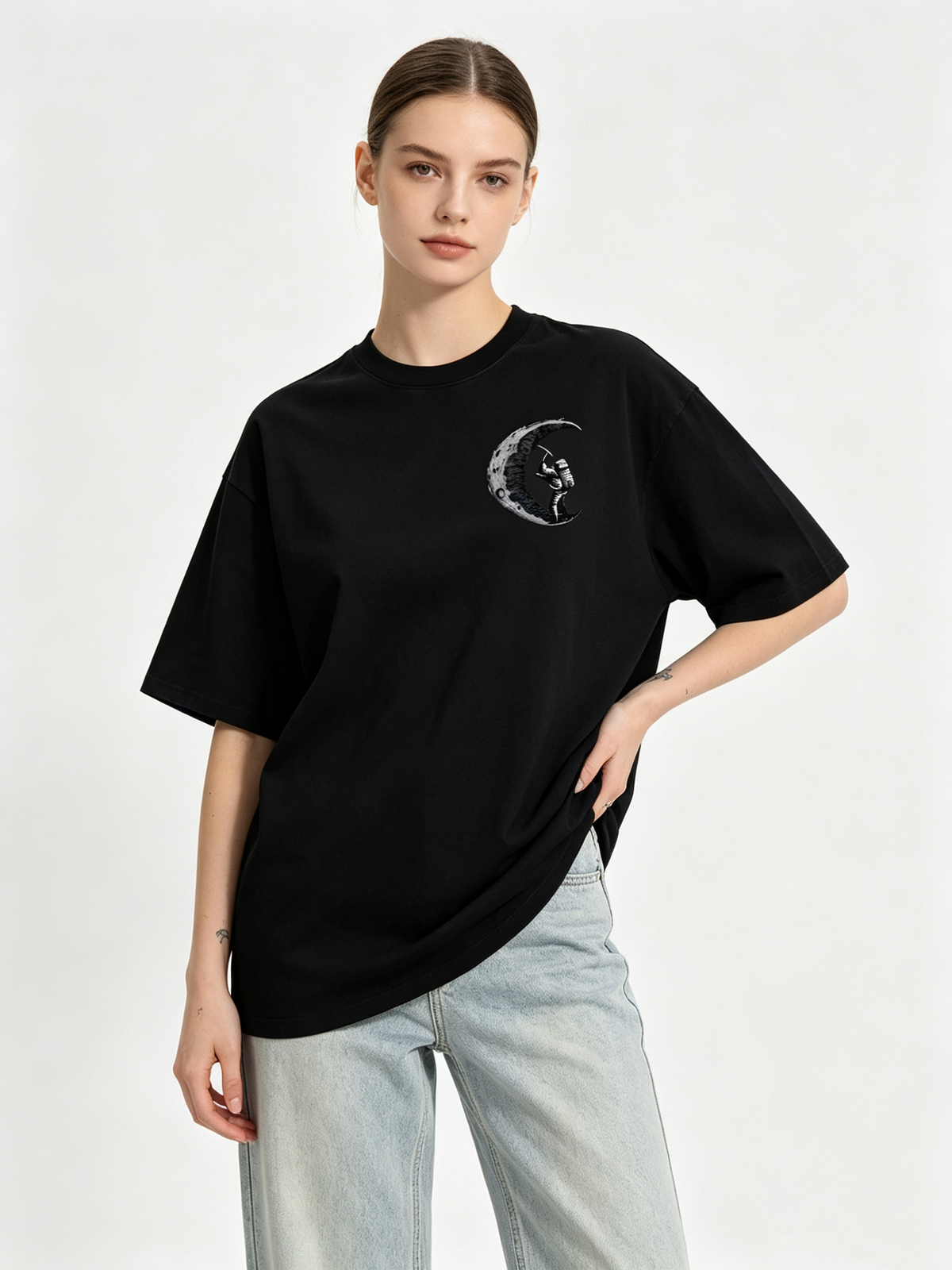 Distressed Pure Cotton Short-Sleeve T-Shirt – Trendy Women's Crew-Neck Top Featuring "Astronaut Fishing on the Moon" Graphic Print on Front and Back