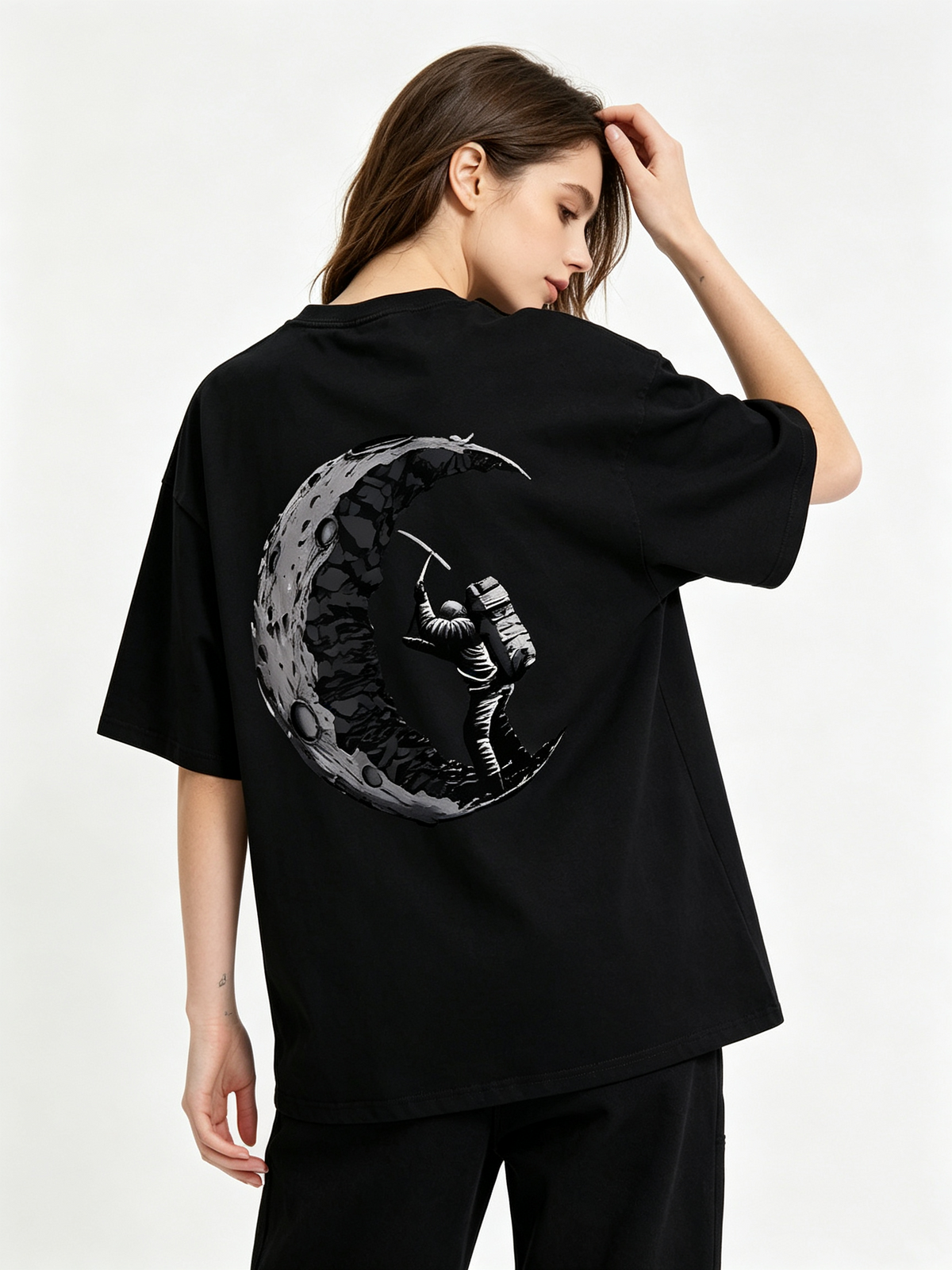 Distressed Pure Cotton Short-Sleeve T-Shirt – Trendy Women's Crew-Neck Top Featuring "Astronaut Fishing on the Moon" Graphic Print on Front and Back