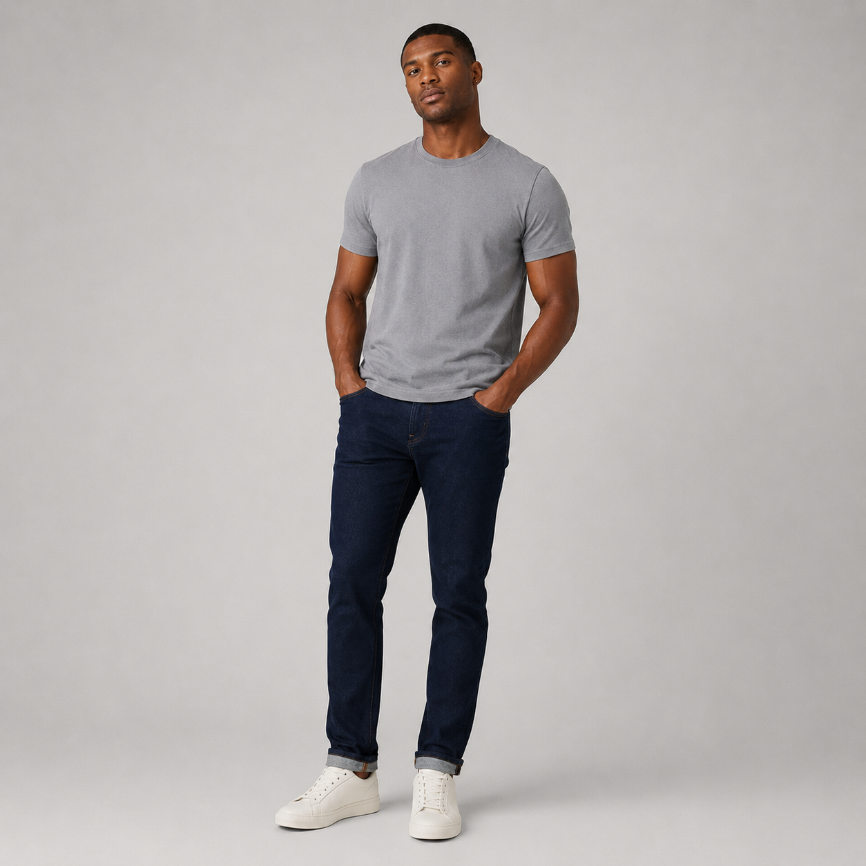 A men's grey pure cotton crew-neck T-shirt that is easy to style all year round.