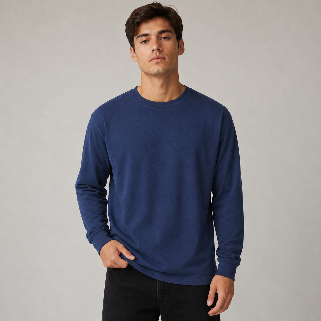 A men's dark blue pure cotton crew-neck T-shirt that is easy to style all year round.