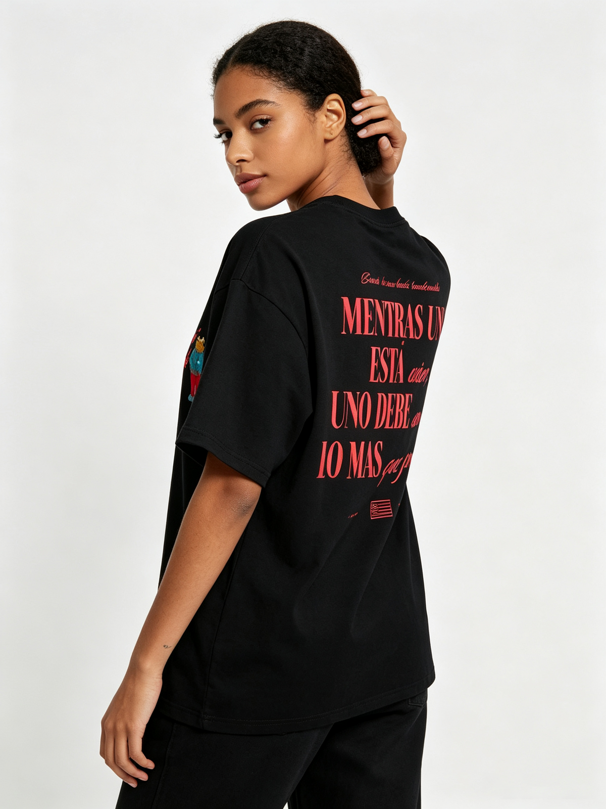 Black 100% cotton reversible short-sleeve T-shirt featuring a cartoon bear print and Spanish text; an oversized, trendy hip-hop style tee for women with an American-Latin vibe.
