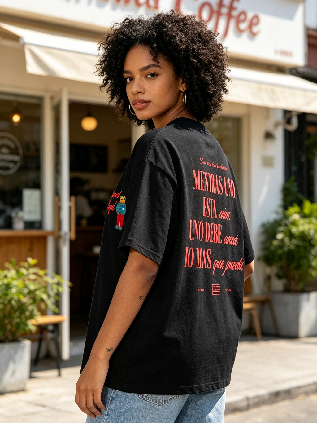 Black 100% cotton reversible short-sleeve T-shirt featuring a cartoon bear print and Spanish text; an oversized, trendy hip-hop style tee for women with an American-Latin vibe.