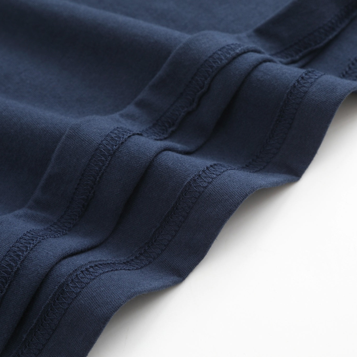Men's Navy Pure Cotton Crew-Neck Short-Sleeve T-Shirt — A durable, timeless staple.