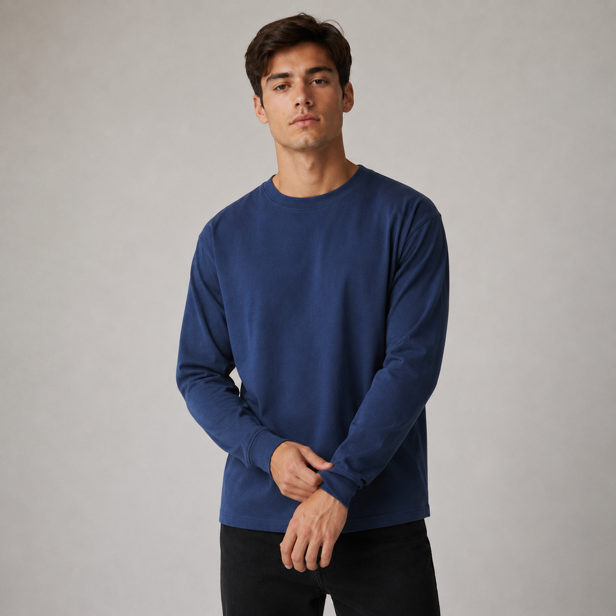 A men's dark blue pure cotton crew-neck T-shirt that is easy to style all year round.