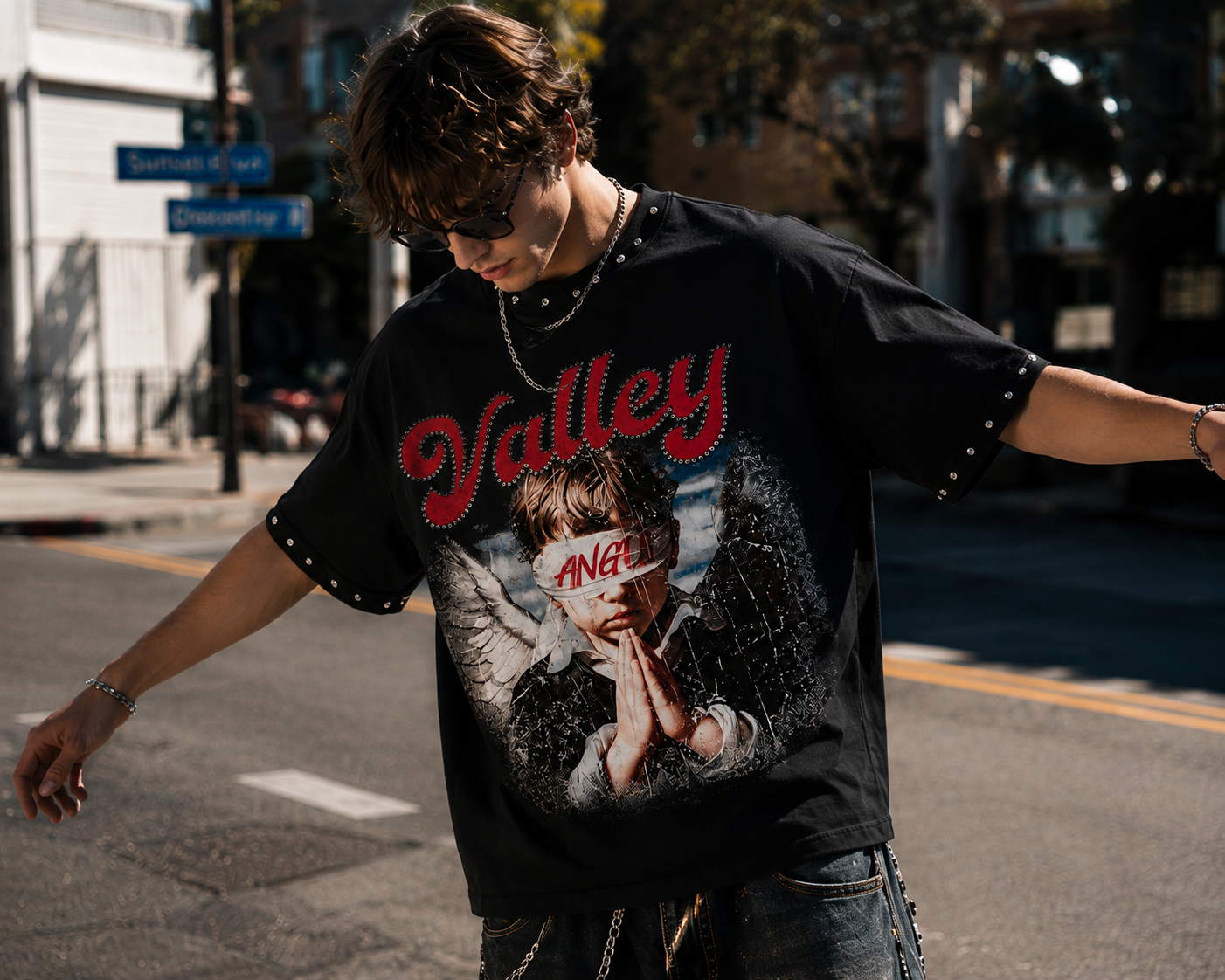 American High-Street Vintage Studded T-Shirt – Oversized Drop-Shoulder Fit with Distressed Cracked-Effect Angel Print