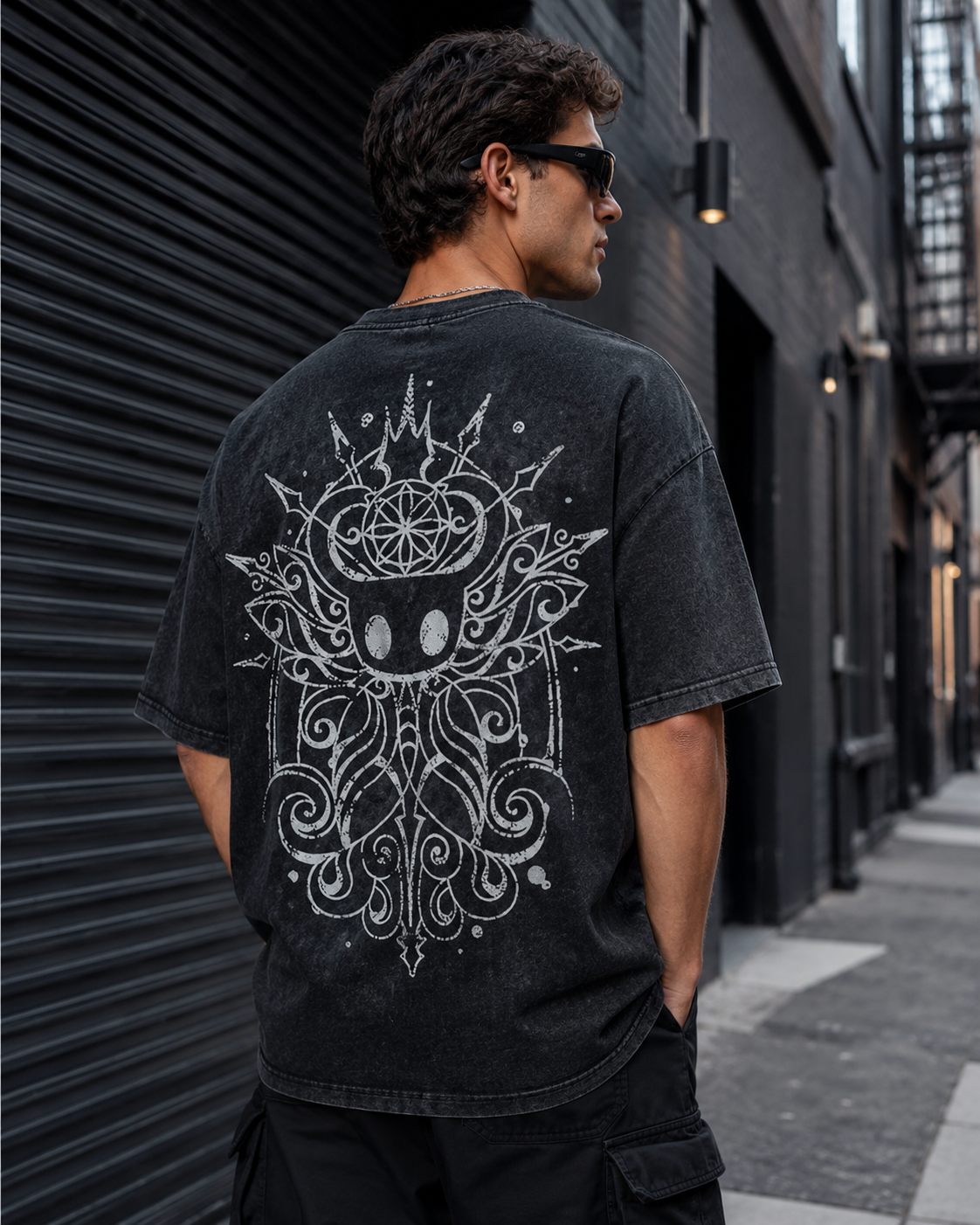 American-style acid-washed distressed hollow knight print short-sleeved T-shirt, heavy-duty wash, oversized, retro indie game style, unisex.
