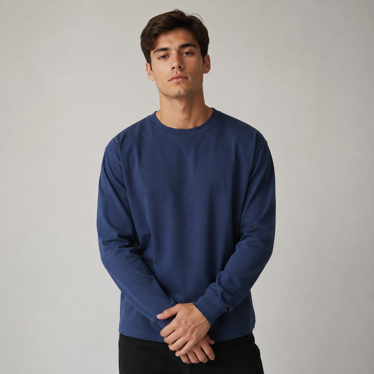 A men's dark blue pure cotton crew-neck T-shirt that is easy to style all year round.