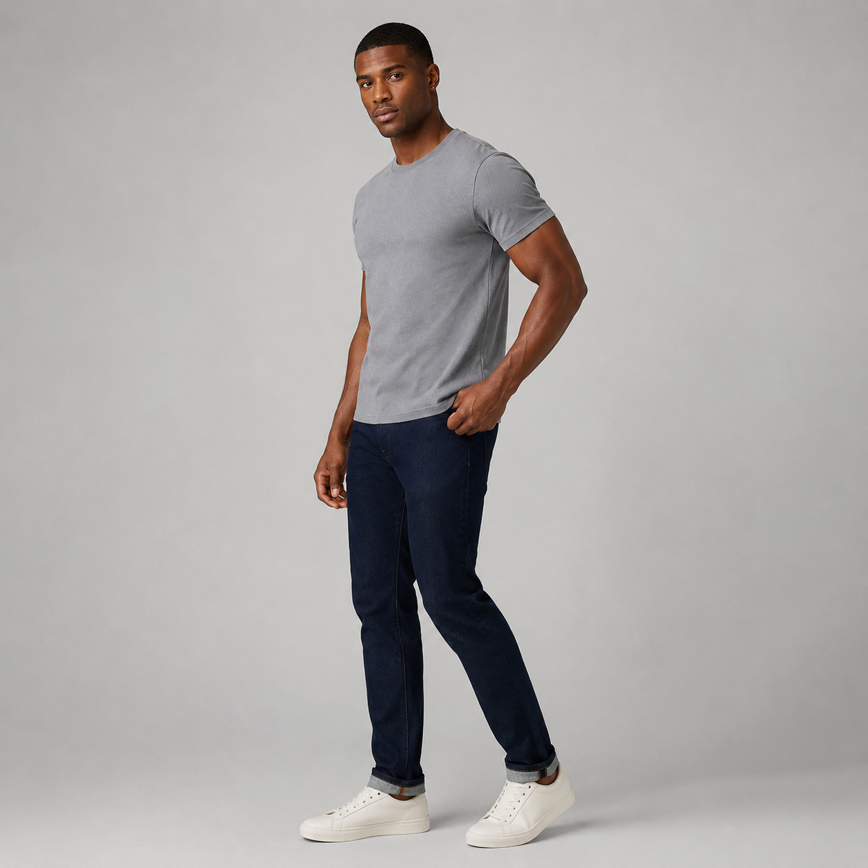 A men's grey pure cotton crew-neck T-shirt that is easy to style all year round.