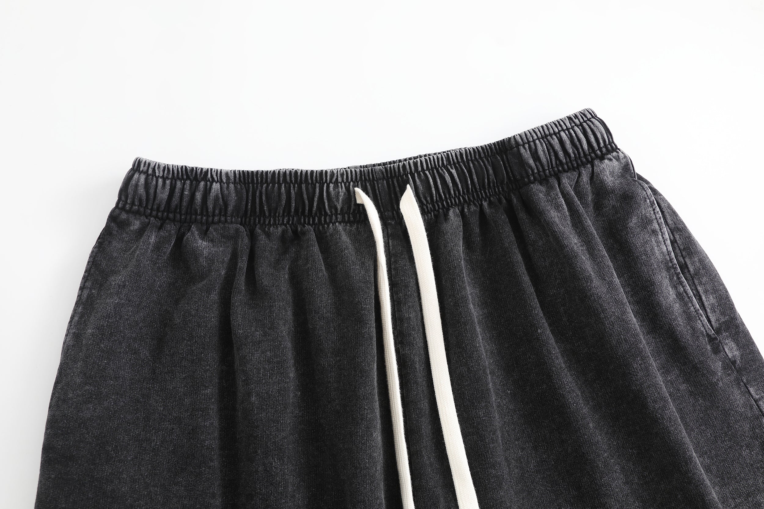 American-style vintage distressed-wash shorts; breathable cotton-blend athletic shorts; versatile, casual unisex style.