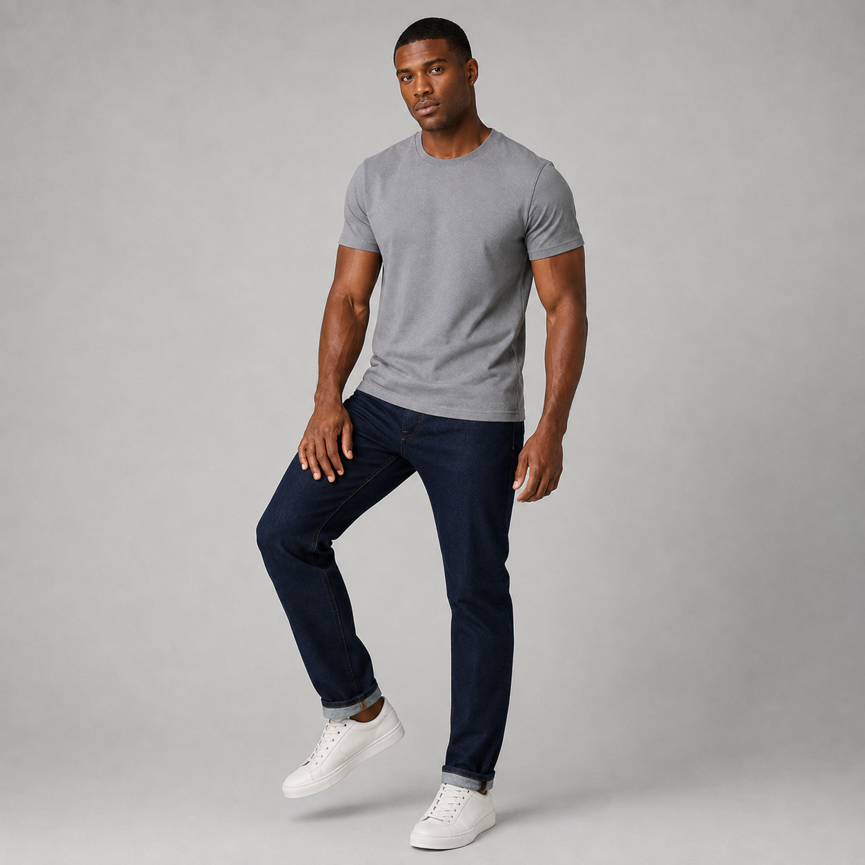 A men's grey pure cotton crew-neck T-shirt that is easy to style all year round.