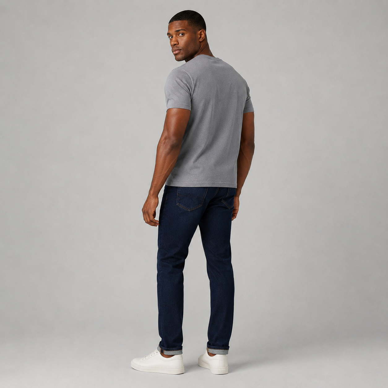 A men's grey pure cotton crew-neck T-shirt that is easy to style all year round.